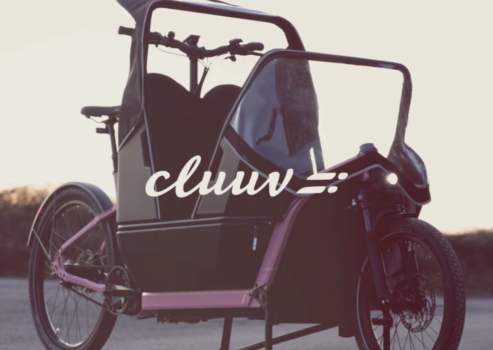 Video zeigt das cluuv® e-cargo Lastenrad aus verschiedenen Perspektiven. Fokus auf Design, Ausstattung, Details der cluuv® cabin und Funktionen des Cargobikes.